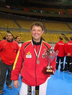 Joannis Malliaros mit dem Mannschaftspokal