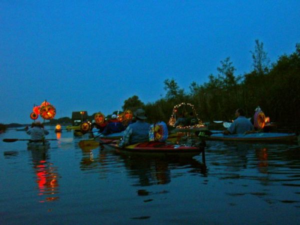 Aufbruch zur nächtlichen Lampionfahrt über den Woblitzsee - Foto: Britta Berger