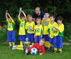 TURAs Fußballnachwuchs verteidigt Wanderpokal