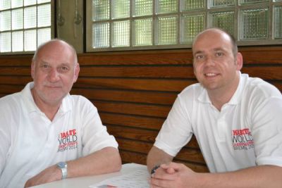 Prüfer Rolf Haferkorn und Trainer Tobias Nickel