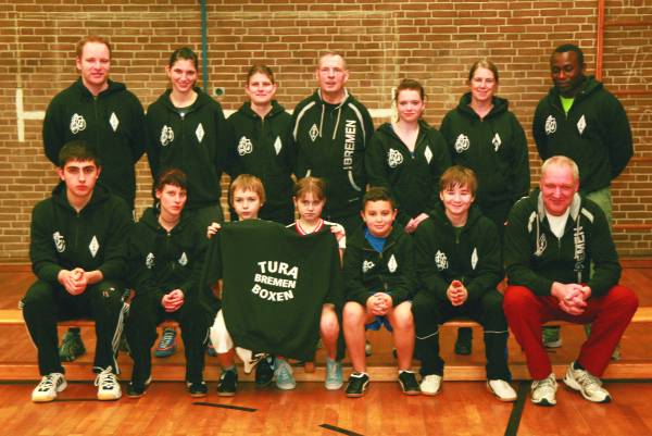 Die Tura-Boxer freuen sich über neue Sweatshirts