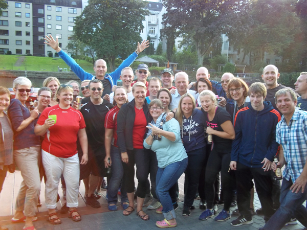 Beide Mannschaften nach der Siegerehrung