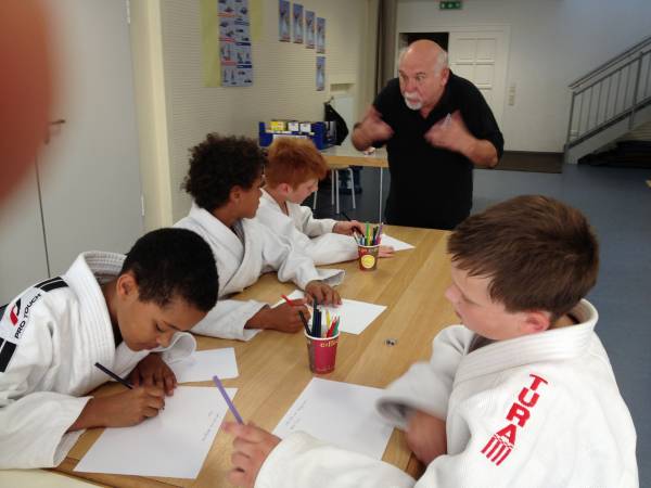 Kreativität im Judo-Anzug bei der Safari von Tura Kreativität im Judo-Anzug bei der Safari von Tura