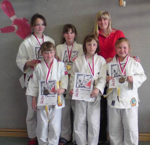 U 11 weiblich von Tura in Bassum: Sabrina Gottschlich, Elisabeth Kreutziger, Nele Wittmann, Sina Mompetain und Elisabeth Eller (von links) U 11 weiblich von Tura in Bassum: Sabrina Gottschlich, Elisabeth Kreutziger, Nele Wittmann, Sina Mompetain und Elisabeth Eller (von links)